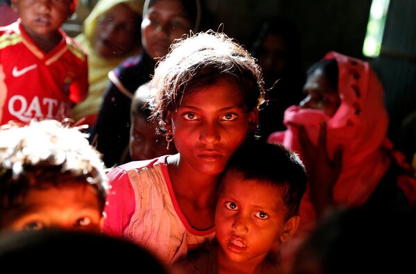 Беженцы рохинджа перед отправкой в лагерь в Кокс-Базаре, Бангладеш - Sputnik Азербайджан