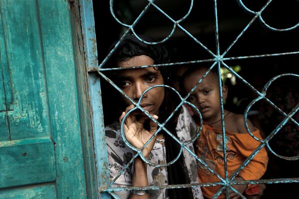 Беженцы рохинджа ожидают перемещения в лагерь в Кокс-Базаре, Бангладеш - Sputnik Азербайджан