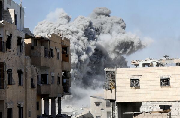 Столбы дыма поднимаются над Раккой после авиаудара по позициям боевиков - Sputnik Азербайджан