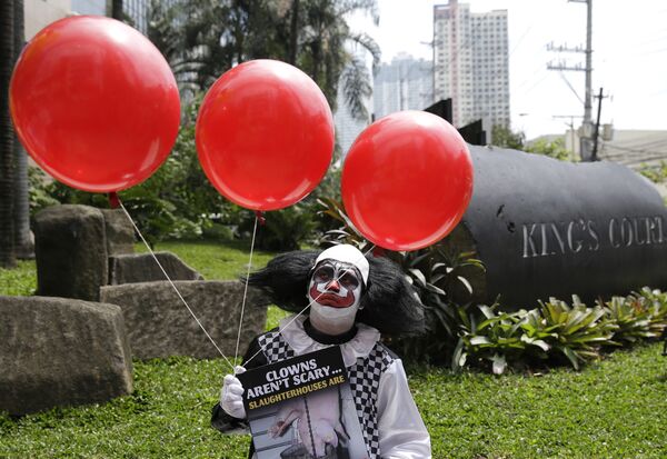 Человек в костюме клоуна во время демонстрации вегетарианцев в Маниле, Филиппины - Sputnik Азербайджан