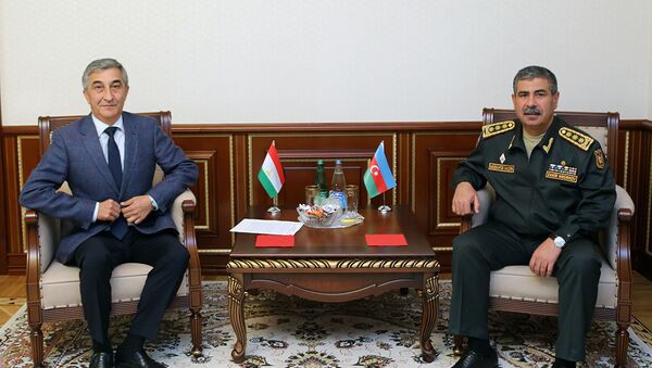 Министр обороны встретился с послом Таджикистана в Азербайджане - Sputnik Азербайджан