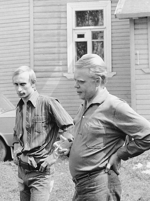 Репродукция с фотографии 80-88х годов. Владимир Путин (слева) на даче у знакомого. Репродукция 2001 года из архива Бесика Пипии Репродукция с фотографии 80-88х годов. Владимир Путин (слева) на даче у знакомого. Репродукция 2001 года из архива Бесика Пипии - Sputnik Азербайджан
