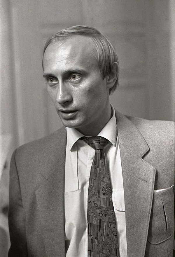 Заместитель мэра Ленинграда Владимир Путин в Мариинском дворце. 20 августа 1991 года Заместитель мэра Ленинграда Владимир Путин в Мариинском дворце. 20 августа 1991 года - Sputnik Азербайджан