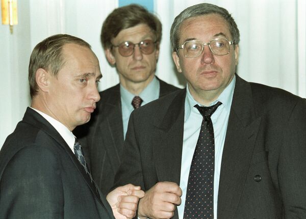 Директор ФСБ Владимир Путин (слева) и секретарь Совета Безопасности Андрей Кокошин (справа) на церемонии подписания российско-американских документов во время официального визита Президента США Билла Клинтона в Россию. 2 сентября 1998 года Директор ФСБ Владимир Путин (слева) и секретарь Совета Безопасности Андрей Кокошин (справа) на церемонии подписания российско-американских документов во время официального визита Президента США Билла Клинтона в Россию. 2 сентября 1998 года - Sputnik Азербайджан