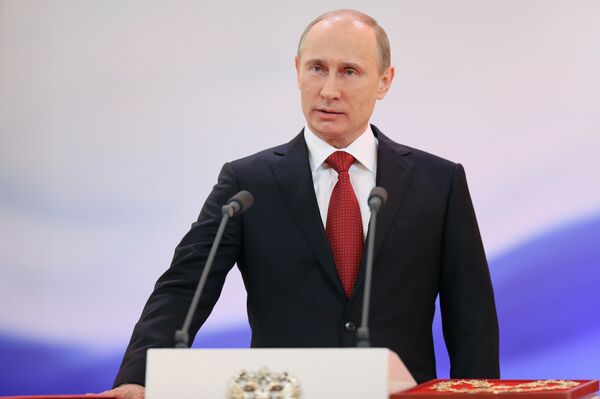 Избранный президент РФ Владимир Путин во время церемонии инаугурации в Андреевском зале Большого Кремлевского дворца. 7 мая 2012 года Избранный президент РФ Владимир Путин во время церемонии инаугурации в Андреевском зале Большого Кремлевского дворца. 7 мая 2012 года - Sputnik Азербайджан