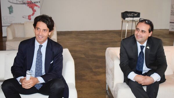 Посол Италии в Азербайджане Аугусто Массари  и итальянский композитор Стефано Мускаритоло - Sputnik Азербайджан