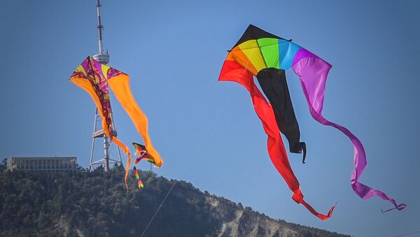 Красочное шоу воздушных змеев на празднике “Тбилисоба” - Sputnik Азербайджан