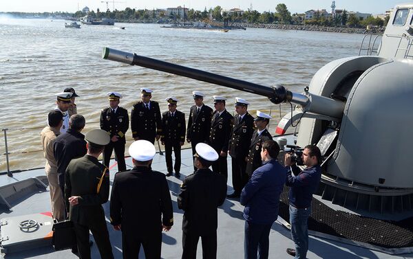 Азербайджанские военные моряки прибыли в город Энзели - Sputnik Азербайджан
