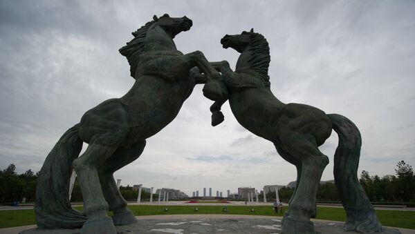 Фигуры коней на площади Чингисхана в Ордосе - Sputnik Азербайджан