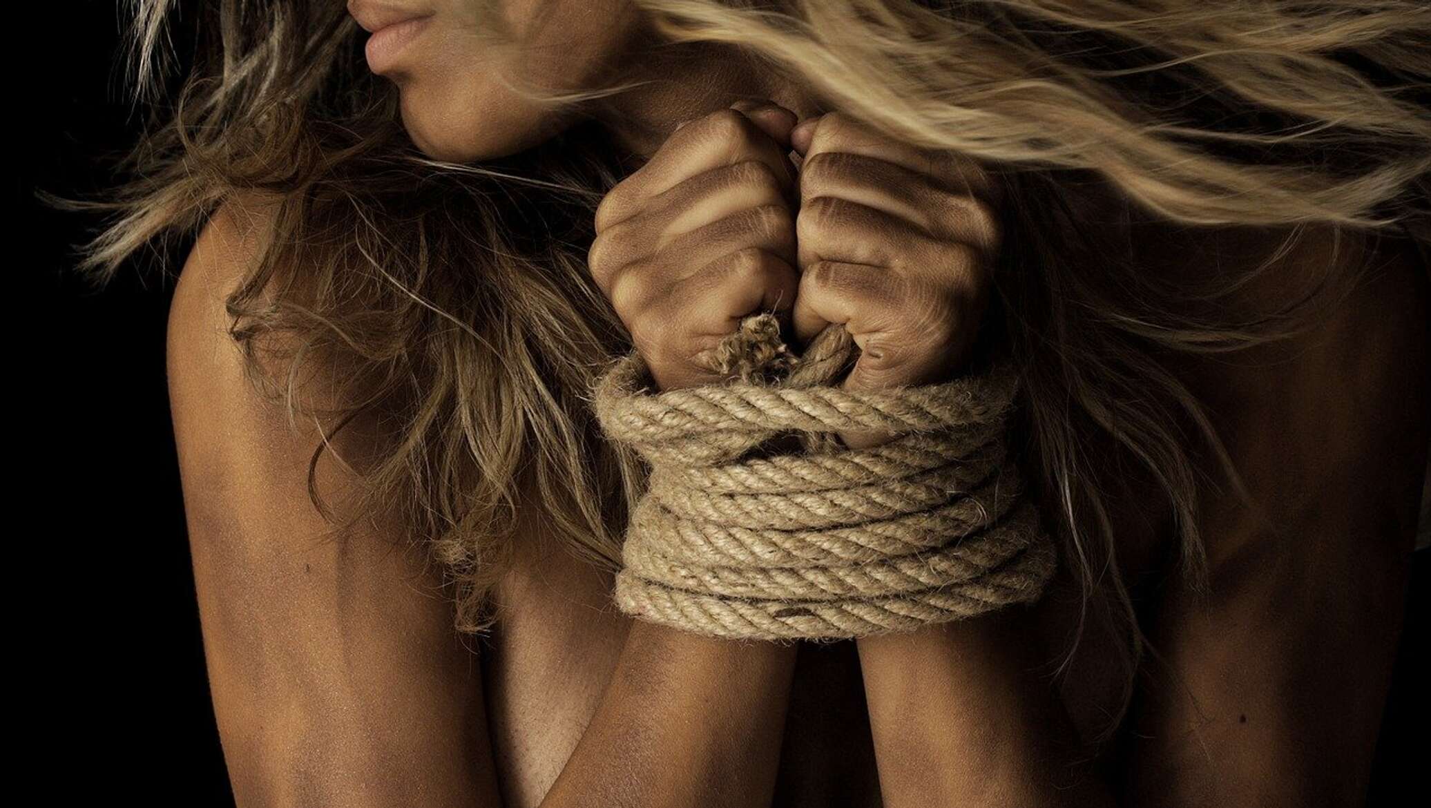 Женщина связала другую женщину. Связанные женщины. Фотосессия с веревками. Руки связаны. Фотосессия связанная.
