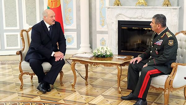 Президент Беларуси Александр Лукашенко на встрече с Министром обороны Азербайджана Закиром Гасановым - Sputnik Азербайджан