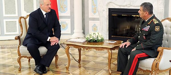 Президент Беларуси Александр Лукашенко на встрече с Министром обороны Азербайджана Закиром Гасановым Президент Беларуси Александр Лукашенко на встрече с Министром обороны Азербайджана Закиром Гасановым - Sputnik Азербайджан