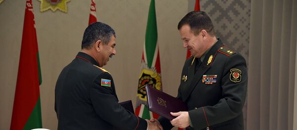 Министр обороны Азербайджанской Республики генерал-полковник Закир Гасанов с Министром обороны Беларуси генерал-лейтенантом Андреем Равковым - Sputnik Азербайджан