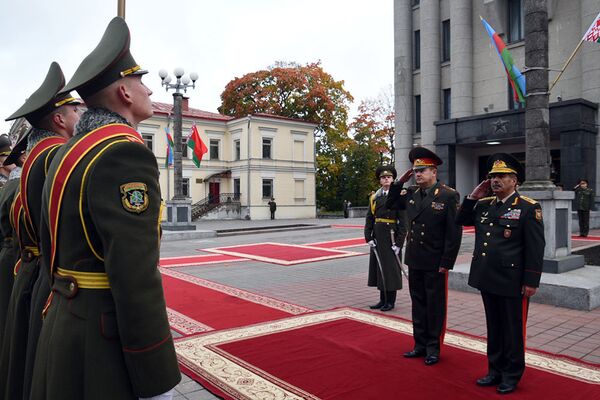 Министры обороны Беларуси и Азербайджана генерал-лейтенант Андрей Равков и генерал-полковник Закир Гасанов перед почетным караулом у здания Министерства обороны Беларуси Министры обороны Беларуси и Азербайджана генерал-лейтенант Андрей Равков и генерал-полковник Закир Гасанов перед почетным караулом у здания Министерства обороны Беларуси - Sputnik Азербайджан