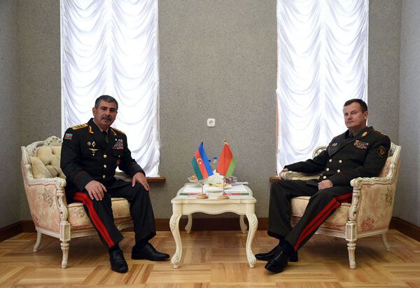 Министр обороны Азербайджанской Республики генерал-полковник Закир Гасанов на встрече с Министром обороны Беларуси генерал-лейтенантом Андреем Равковым Министр обороны Азербайджанской Республики генерал-полковник Закир Гасанов на встрече с Министром обороны Беларуси генерал-лейтенантом Андреем Равковым - Sputnik Азербайджан