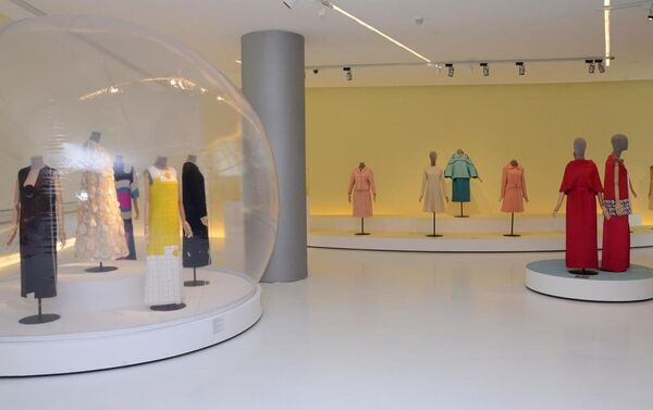Выставка Модернизм и мода российского искусствоведа Александра Васильева в Баку - Sputnik Азербайджан