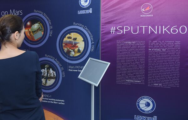 Выставка “Спутник-60”, посвященная первому запуску искусственного спутника земли в Российском информационно – культурном центре (РИКЦ) в Баку - Sputnik Азербайджан