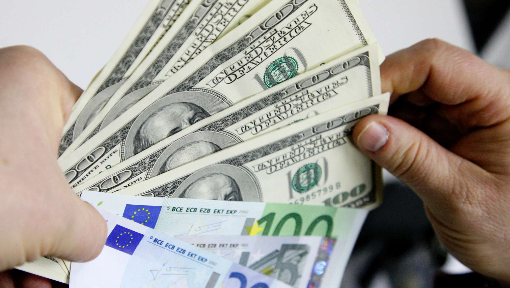 Доллары и евро фото