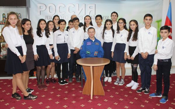 В РИКЦ состоялась встреча российского космонавта Сергея Рыжикова с бакинской молодежью - Sputnik Азербайджан