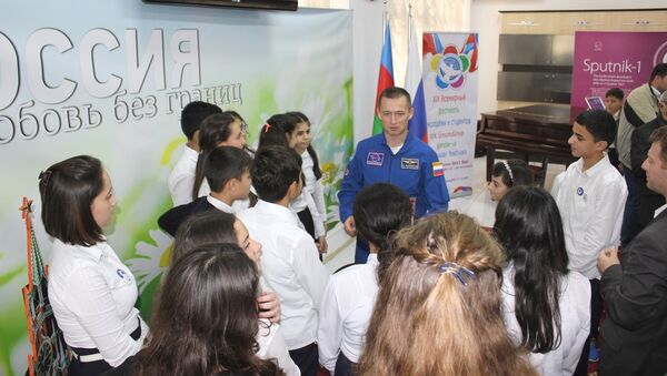 В РИКЦ состоялась встреча российского космонавта Сергея Рыжикова с бакинской молодежью - Sputnik Азербайджан