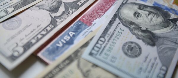 Денежные купюры США и американская виза, фото из архива Денежные купюры США и американская виза, фото из архива - Sputnik Азербайджан