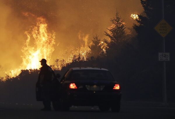 Лесные пожары в Калифорнии: огонь пожирает сотни домов и машин - Sputnik Азербайджан