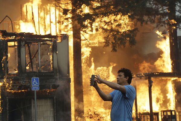Лесные пожары в Калифорнии: огонь пожирает сотни домов и машин - Sputnik Азербайджан