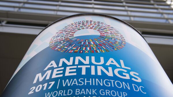 Плакат, анонсирующий ежегодное заседание Международного валютного фонда и Всемирного банка, Вашингтон, 9 октября 2017 года - Sputnik Азербайджан