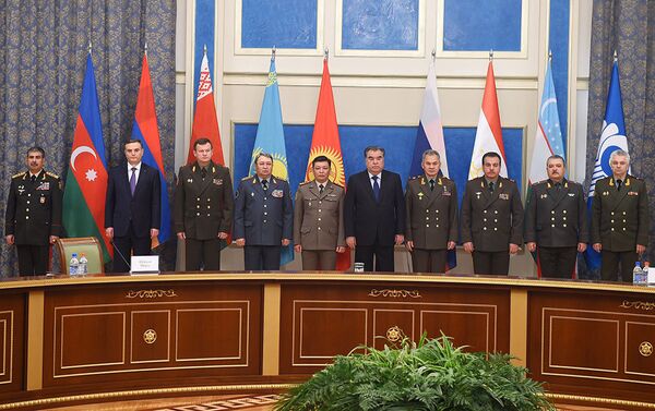 Президент Таджикистана встретился с министрами обороны стран СНГ - Sputnik Азербайджан