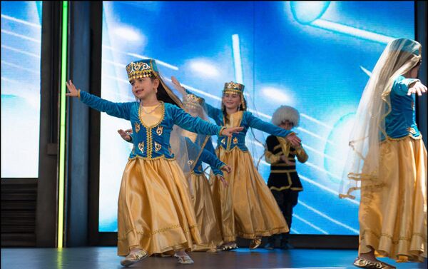 Танцевальная группа Azeri Calgary Stars выступила с концертом в знаменитом парке развлечений Диснейленд - Sputnik Азербайджан