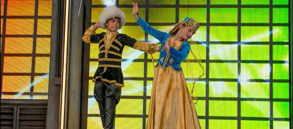 Танцевальная группа Azeri Calgary Stars выступила с концертом в знаменитом парке развлечений Диснейленд - Sputnik Азербайджан