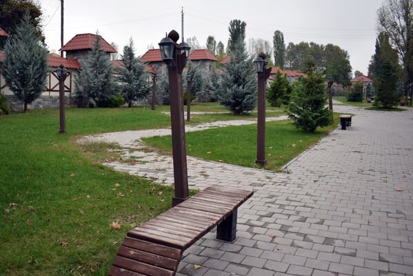 İsmayıllı şəhərinin mərkəzindəki Azərbaycan-Fransa dostluq parkı - Sputnik Azərbaycan