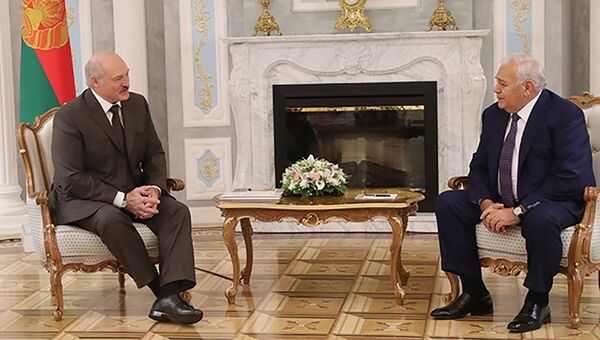 Президент Беларуси Александр Лукашенко на встрече с председателем Милли Меджлиса (парламента) Азербайджана Октаем Асадовым Президент Беларуси Александр Лукашенко на встрече с председателем Милли Меджлиса (парламента) Азербайджана Октаем Асадовым - Sputnik Азербайджан