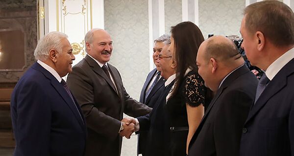 Президент Беларуси Александр Лукашенко на встрече с председателем Милли Меджлиса (парламента) Азербайджана Октаем Асадовым Президент Беларуси Александр Лукашенко на встрече с председателем Милли Меджлиса (парламента) Азербайджана Октаем Асадовым - Sputnik Азербайджан