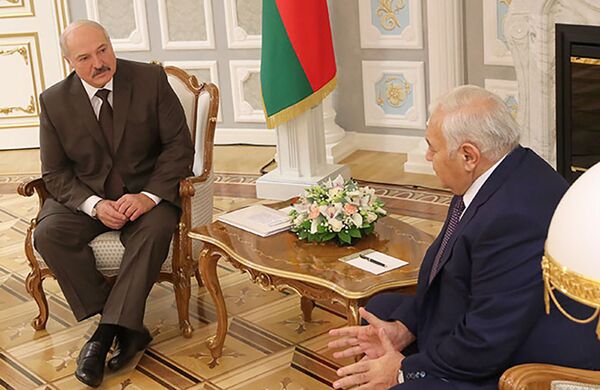 Президент Беларуси Александр Лукашенко на встрече с председателем Милли Меджлиса (парламента) Азербайджана Октаем Асадовым Президент Беларуси Александр Лукашенко на встрече с председателем Милли Меджлиса (парламента) Азербайджана Октаем Асадовым - Sputnik Азербайджан