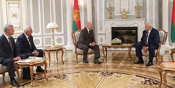 Президент Беларуси Александр Лукашенко на встрече с председателем Милли Меджлиса (парламента) Азербайджана Октаем Асадовым Президент Беларуси Александр Лукашенко на встрече с председателем Милли Меджлиса (парламента) Азербайджана Октаем Асадовым - Sputnik Азербайджан