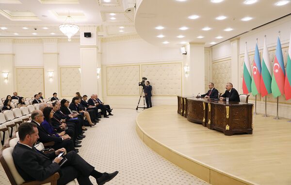 Президент Ильхам Алиев и Президент Румен Радев выступили с заявлениями для печати - Sputnik Азербайджан