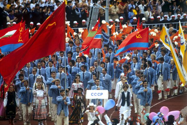 Делегация Союза Советских Социалистических Республик на церемонии открытия Всемирного фестиваля молодежи студентов, архивное фото - Sputnik Азербайджан