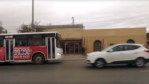 Yol-hərəkət qaydalarını pozan 40 nömrəli marşrut xətti üzrə hərəkət edən avtobus - Sputnik Azərbaycan