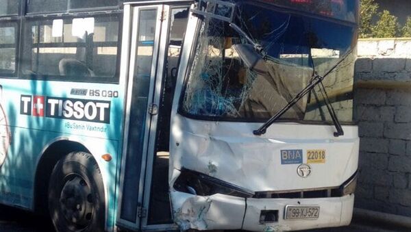Автобус, поврежденный в результате ДТП - Sputnik Азербайджан