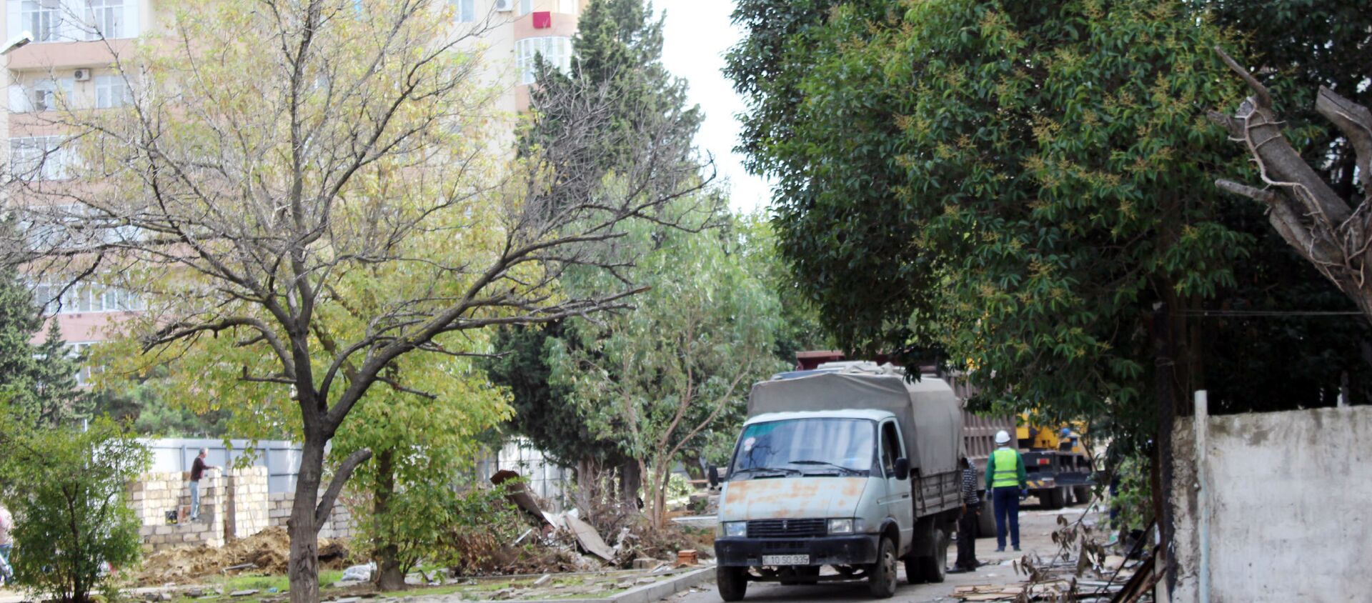Вырубка деревьев возле станции метро Иншаатчылар по улице Шарифзаде, 162 - Sputnik Азербайджан, 1920, 02.03.2021