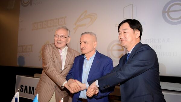Президент телеканала Space Вагиф Мустафаев с представителями Гонконгского телевидения - Sputnik Азербайджан