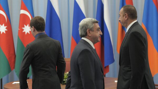 Президент Азербайджанской Республики Ильхам Алиев (справа) и президент Республики Армения Серж Саргсян (в центре) - Sputnik Азербайджан