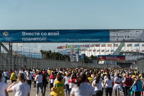 Участники фестивального инклюзивного забега на 2017 метров, проходящего в рамках Всемирного фестиваля молодежи и студентов в Сочи Участники фестивального инклюзивного забега на 2017 метров, проходящего в рамках Всемирного фестиваля молодежи и студентов в Сочи - Sputnik Азербайджан