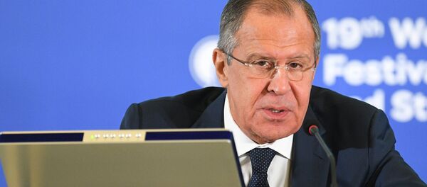 Министр иностранных дел РФ Сергей Лавров во время дискуссии на тему: Общество и мировая политика в рамках XIX Всемирного фестиваля молодежи и студентов в Сочи Министр иностранных дел РФ Сергей Лавров во время дискуссии на тему: Общество и мировая политика в рамках XIX Всемирного фестиваля молодежи и студентов в Сочи - Sputnik Азербайджан