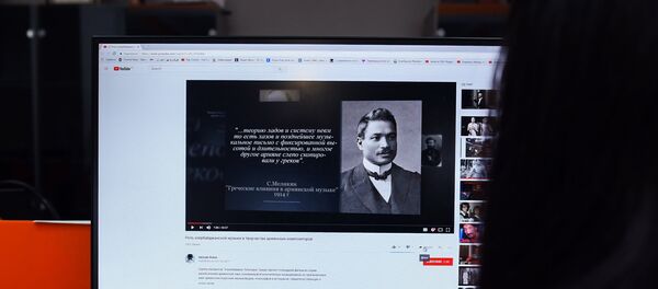 Девушка за просмотром документального фильма Роль азербайджанской музыки в творчестве армянских композиторов - Sputnik Азербайджан