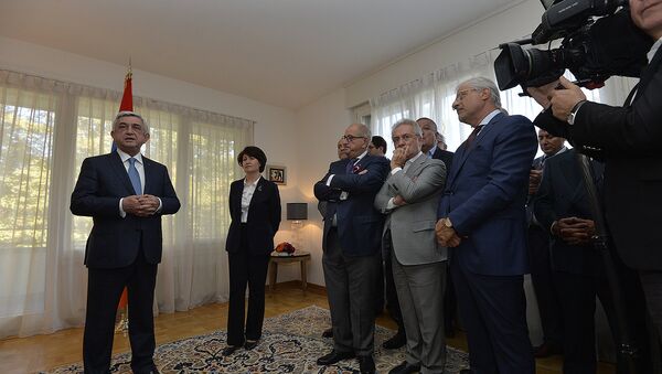 Президент Серж Саргсян в ходе встречи с представителями швейцарской армянской общины в Женеве, 16 октября 2017 года - Sputnik Азербайджан