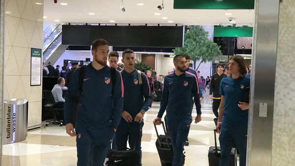 Футболисты испанского клуба “Атлетико Мадрид” в аэропорту Гейдар Алиев в Баку - Sputnik Азербайджан