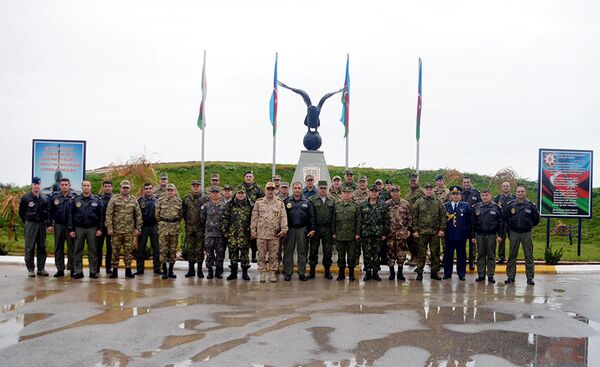 Военные атташе зарубежных стран, аккредитованные в Азербайджане, посетили базу Военно-воздушных сил Военные атташе зарубежных стран, аккредитованные в Азербайджане, посетили базу Военно-воздушных сил - Sputnik Азербайджан