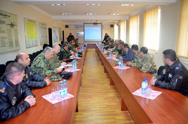 Военные атташе зарубежных стран, аккредитованные в Азербайджане, посетили базу Военно-воздушных сил Военные атташе зарубежных стран, аккредитованные в Азербайджане, посетили базу Военно-воздушных сил - Sputnik Азербайджан